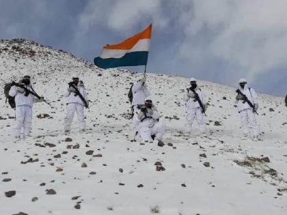 Indo-Tibetan Border Police personnel celebrate RepublicDay at 15,000 feet altitude in 40 degree Celsius temperature in Ladakh | Republic Day 2022 : Video - कडक सॅल्यूट! मायनस 40 डिग्री तापमान अन् 15000 फूट उंचीवर जवानांनी फडकवला तिरंगा 