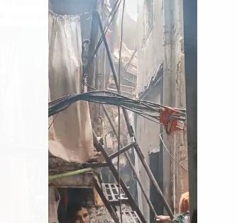 A four-storey house collapsed in Bandra, five to six people trapped | Video : वांद्रे येथे चार मजली घर कोसळले, ५ ते ६ जण अडकल्याची शक्यता 