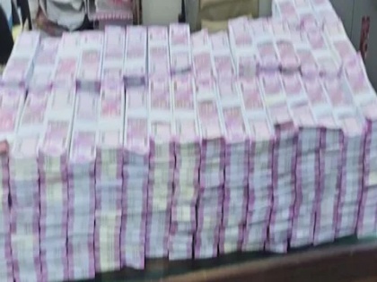 7 crore, 7 accused! Fake 2000 rupees notes Rs. 7 crores caught by mumbai police | ७ कोटी, ७ आरोपी! मुंबई पोलिसांनी मोठी कारवाई करत बनावट नोटांचा ढीग केला जप्त
