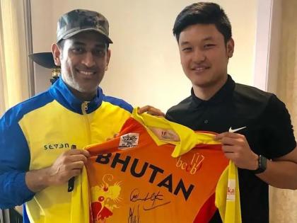 IPL 2022: Bhutanese Cricketer to try his luck in IPL | IPL 2022: आयपीएलमध्ये भूतानचा खेळाडू नशीब आजमावणार, धोनीची घेतली भेट