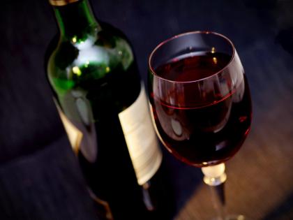 On government paper, wine is the only alcoholic beverage, but alcoholics oppose it | Wine: सरकारी कागदावर वाईन हे अल्कोहोलिक पेयच, दारू म्हणण्यास मद्यप्रेमींचा मात्र विरोध