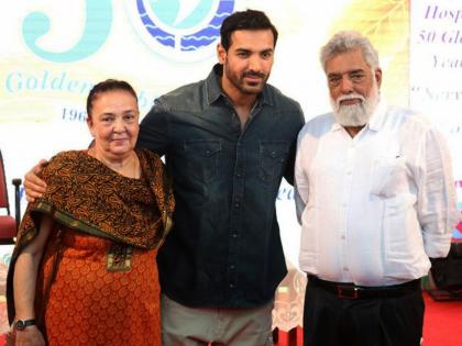 john abraham is the owner of crores yet parents travel by auto and bus | जॉन अब्राहमकडे आहेत कोट्यवधींच्या कार पण आई-वडील आजही करतात बसने प्रवास; 'हे' आहे कारण