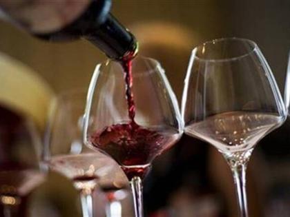 Maharashtra government Permission sale of wine at supermarkets, Farmers benefit from selling wine in supermarkets? | तो पिलाने के लिए किसानोंका बहाना चाहिए!