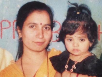 Challenge! Did you recognize the cute girl next to the mother ?; The name of a Marathi actress has been linked with a cricketer | चॅलेंज ! आईच्या कडेवरील गोंडस मुलीला ओळखलंत का?; मराठी अभिनेत्रीचं नाव जोडलं गेलंय एका क्रिकेटरसोबत