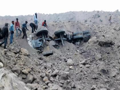 Coal mine collapse in Jharkhand kills 8 workers, many feared crushed under heap | Accident at illegal coal mine :झारखंडमध्ये कोळसा खाण कोसळून ८ मजूर ठार, अनेक जण ढिगाऱ्याखाली दबल्याची भीती