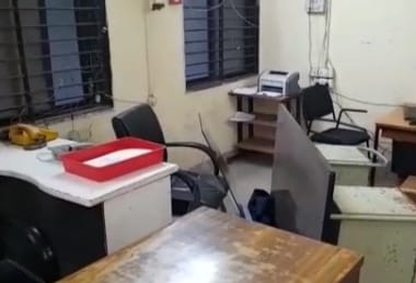 Unidentified miscreants attack Shegaon city police station, file case against 8 to 10 persons | Crime News: शेगाव शहर पोलीस ठाण्यावर अज्ञात समाजकंटकांचा हल्ला, ८ ते १० जणांविरोधात गुन्हा दाखल 