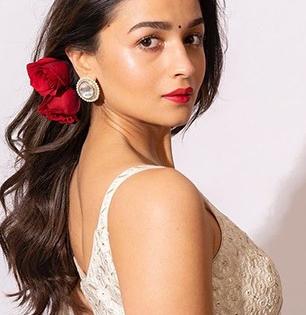 Red lipstick tips: आलियासारखी रेड लिपस्टिक लावायची डेअरिंग करायची तर ५ गोष्टी लक्षात ठेवा, दिसा कॉन्फिडन्ट, हॉट!