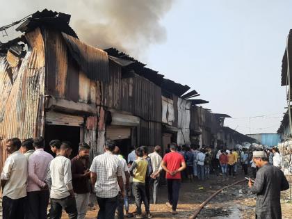 Fire continues in Bhiwandi; Fierce fires in scrap warehouses; The fire destroyed 17 godowns | भिवंडीत अग्नीतांडव सुरूच; भांगारांच्या गोदामांना भीषण आग; आगीत १७ गोदामे जळून खाक 