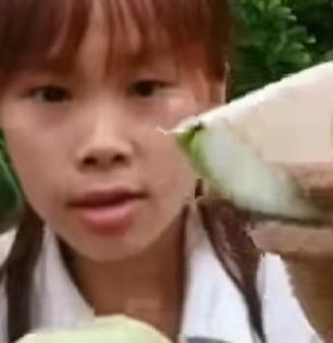 Social Viral : बाबौ! पेरू खाण्याची अशी पद्धत कधीही पाहिली नसेल; आता हे चॅलेन्ज घेऊनच दाखवा 