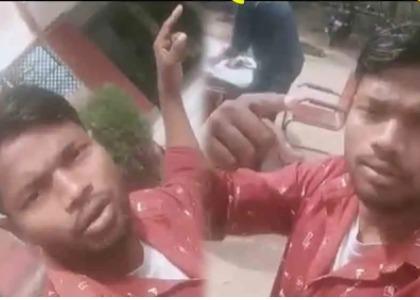 ‘Flower not… Fire is me’, the police were shocked to hear the dialogue of the youth in the police station; The video went viral | ‘फ्लावर नहीं… फायर है मैं’, पोलिस ठाण्यात तरुणाचा डायलॉग ऐकून पोलिसही झाले हैराण; व्हिडिओ झाला व्हायरल