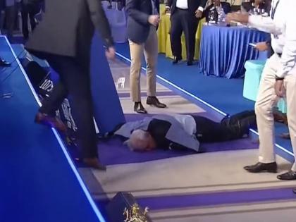 IPL Auction 2022: Shocking, IPL auctioneer Hugh Edmeades collapses while doing the #IPL2022Auction | IPL Auction 2022 : धक्कादायक!, आयपीएल ऑक्शनर ह्युज एडमेड्स अचानक कोसळले, फ्रँचायझींच्या काळजाचा ठोका चुकला 