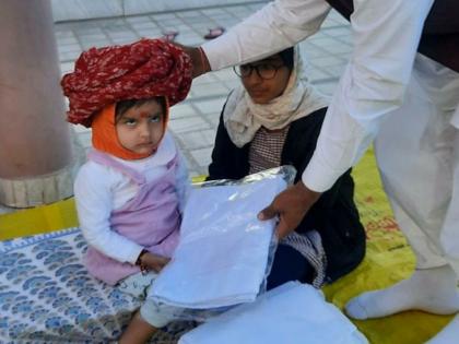 after death of father three year old daughter performed the turban | हृदयस्पर्शी! लहान वयात कुटुंबाची जबाबदारी; बाप गमावलेल्या 3 वर्षांच्या लेकीची डोळे पाणावणारी कहाणी