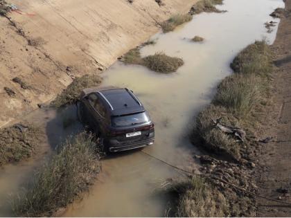 Thrilling! The car crashed into the canal with advocates family | थरारक ! वळणावर अंदाज चुकला अन कार कालव्यात कोसळली, वकिलाचे कुटुंब थोडक्यात बचावले