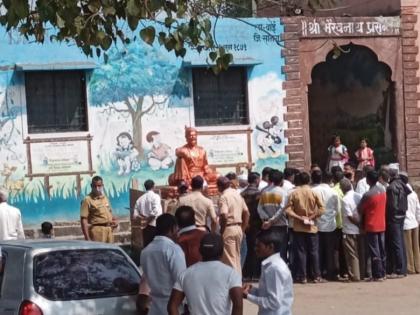 The statue of Chhatrapati Shivaji Maharaj eased the tension in Kenjal village | छत्रपती शिवाजी महाराजांच्या पुतळ्यावरून केंजळ गावात निर्माण झालेला तणाव निवळला, पुतळा हटवण्यावर प्रशासन ठाम तर ग्रामस्थांचा विरोध