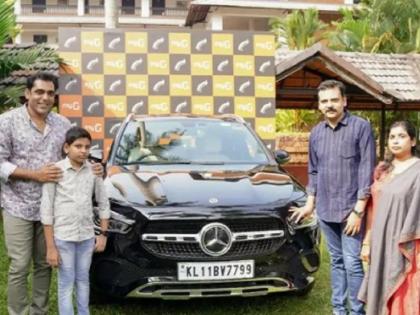 Video kerala businessman ak shaji myg gifts luxury mercedes benz car to loyal employee | लय भारी! 22 वर्षे काम करणाऱ्या कर्मचाऱ्याला मिळालं कष्टाचं फळ; बॉसने गिफ्ट केली 45 लाखांची मर्सिडीज 