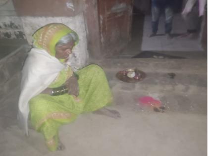 In the middle of the night, while performing black magic pooja in front of another's house, a woman holding a lamp was caught red-handed | मध्यरात्री दुसऱ्याच्या घरासमोर पूजा मांडत लावला दिवा;करणीच्या तयारीतील महिलेस रंगेहाथ पकडले