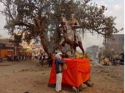 Jai Shivrai! In this village, a statue of Shivaji Maharaj was stbled by unknown persons overnight | जय शिवराय ! 'या' गावात अज्ञातांनी रातोरात बसविला शिवाजी महाराजांचा पुतळा