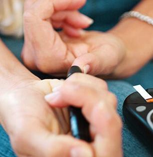 How to avoid diabetes :  अचानक वाढणारी ब्लड शुगर नेहमी कंट्रोलमध्ये राहील; डायबिटीसला लांब ठेवण्यासाठी या घ्या टिप्स