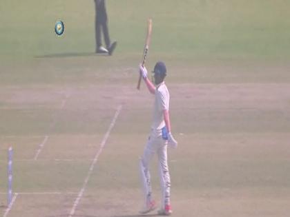 World champion Caption Yash Dhull' scoring a century in his debut in Ranji Trophy | वर्ल्ड चॅम्पियन यश धुलचा रणजी ट्रॉफीमध्ये धमाका, पदार्पणातच ठोकलं शतक, केली सचिनच्या विक्रमाशी बरोबरी 