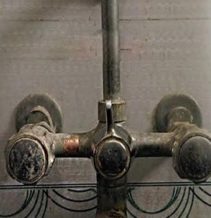 Easy Cleaning Hacks : फक्त ५ मिनिटात दूर होईल नळ, फरशीवरचा गंज; स्वच्छ, चकचकीत घरासाठी या घ्या टिप्स