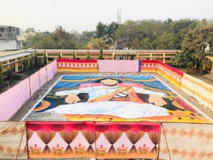 Image of chhatrapati shivaji maharaj on ten thousand square feet area by rangoli | तब्बल दहा हजार स्क्वेअर फुट क्षेत्रावर रांगोळीतून साकारली शिवाजी महाराजांची प्रतिमा