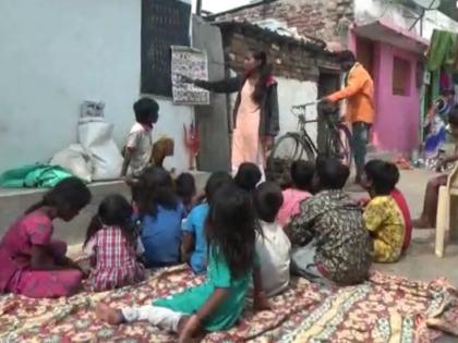 Minal Naitam footpath school in wardha | वर आभाळ... खाली जमीन, फुटपाथवर शिकू काही; वर्ध्याची 'ही' अनोखी शाळा पाहिलीत का? 