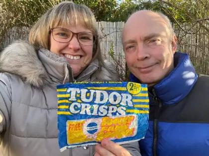 couple find 50 years old packet of crisps in park in perfect condition | लय भारी! पार्कमध्ये साफसफाई करताना दाम्पत्याचं बदललं नशीब; कचऱ्यात सापडली 50 वर्षे 'ही' जुनी गोष्ट