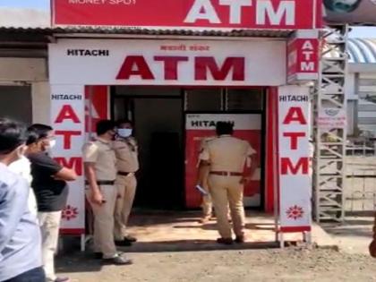 The courage of the thieves increased; One night, two ATMs on Dhoki Road were blown up | चोरांचे धाडस वाढले; एकाच रात्री ढोकी रोडवरील दोन एटीएम फोडले; १० लाखांची रोकड पळवली