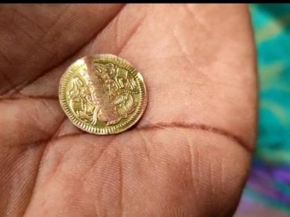 Before the vote, the candidate gave gold coins to the voters, The check turned out to be fake | मतदानाआधी उमेदवाराने मतदारांना वाटली सोन्याची नाणी, गहाण ठेवायला गेले असता बनावट असल्याचे झाले उघड