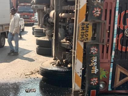 Traffic jam due to overturning of medicine container | औषधांची वाहतूक करणारा कंटेनर उलटल्याने वाहतूक कोंडी, चालक किरकोळ जखमी