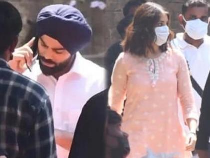 Virat Kohli dons a turban as he shoots for an ad with Anushka Sharma, see viral pics | Virat Kohli : विराट कोहलीचा नवा लूक होतोय व्हायरल, १० दिवसांच्या सुट्टीत माजी कर्णधार काय करतोय?