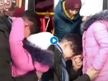 Russia-Ukraine Crisis viral video ukraine man hugs little daughter in safe zone stays back to fight | Video - हृदयस्पर्शी! कुटुंबाला सुरक्षित ठिकाणी सोडल्यानंतर लेकीचा निरोप घेताना भावूक झाला पिता