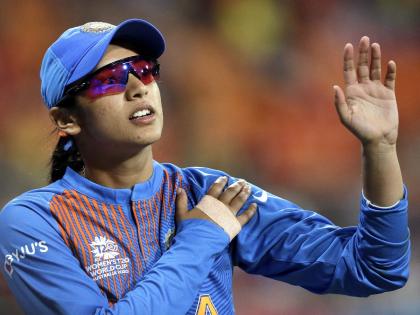 IND vs SA: India's opener Smriti Mandhana hit the ball on the head, had to leave the field immediately | IND vs SA: भारताची सलामीवीर स्मृती मंधानाच्या डोक्यावर आदळला चेंडू, त्वरित सोडावं लागलं मैदान   