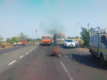 Maratha Reservation; An agitation start in Nanded, and a fire broke out on Martala Kapashi road | मराठा आरक्षण; नांदेडात आंदोलनाची ठिणगी पडली, मारताळा कापशीत रस्त्यावर जाळपोळ