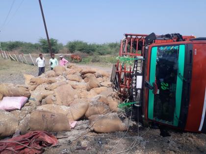 Accident: Eicher truck overturns on two-wheeler, two Death, two injured | Accident : आयशर ट्रक दुचाकीवर उलटता, भीषण अपघातात माय-लेकीचा मृत्यू, तर पिता-पुत्र जखमी