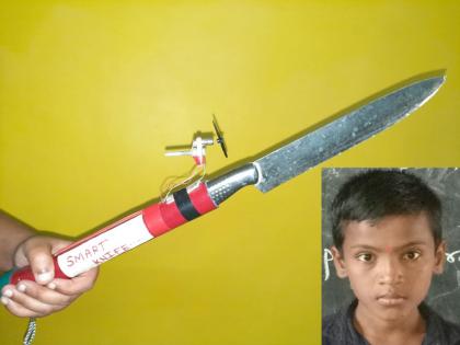 Bravo ! Tears well up in mother's eyes as 7th std son makes 'smart knife' | गावाकडच्या रेंचोची भन्नाट कल्पना; आईच्या डोळ्यात पाणी आले अन् मुलाने बनवला ‘स्मार्ट चाकू’