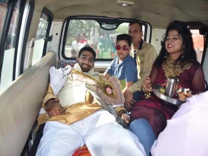 udaipur groom came out with procession on stretcher | नाद खुळा! ना घोडा, ना कार, स्ट्रेचरवरून नवरदेव पोहोचला लग्नमंडपात; एका लग्नाची भन्नाट गोष्ट