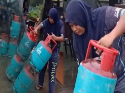 malaysian widow goes viral for ability to push 4 gas cylinder at a time | नारी शक्ती! एकाच वेळी तब्बल 4 सिलिंडर उचलते 'ही' महिला कारण...; डोळे पाणावणारी 'ती'ची गोष्ट