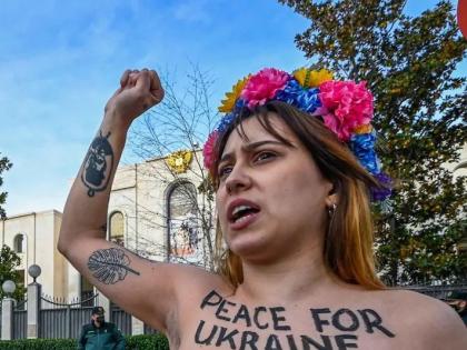 Russia Ukraine War: Flowers in hand, 'Stop the war' written on chest, topless women against Putin? | Russia Ukraine War: हातात फुले, छातीवर लिहिले 'युद्ध थांबवा', पुतीन यांच्याविरोधात टॉपलेस झाल्या महिला?   