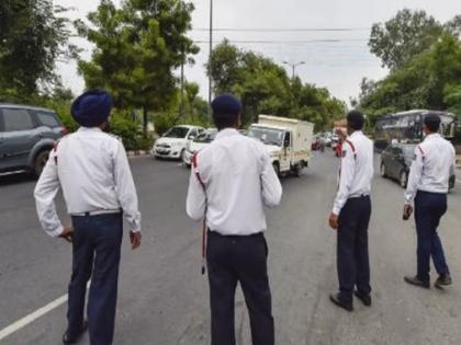 The vehicle hit the traffic police who were cutting the challan and fled | चलान कापणाऱ्या वाहतूक पोलिसांवर घातली गाडी अन् तरुण झाला रफूचक्कर