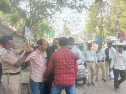 Lawyer attempts suicide in court, alleging contempt by judge in court | न्यायाधीशाकडून अपमानास्पद वागणुकीचा आरोप करत वकिलाचा कोर्टासमोर आत्महत्येचा प्रयत्न