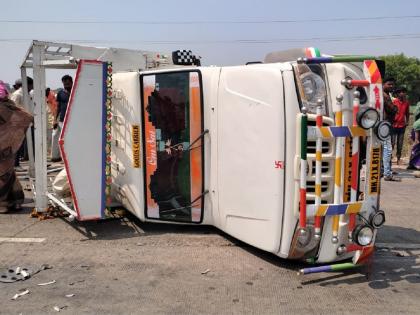 Accident of pickup due to miscalculation of overtake; 20 injured, three seriously injured | ओव्हरटेक करताना अंदाज चुकला अन् पिकअप महामार्गावर उलटला; २० जण जखमी, तिघे गंभीर