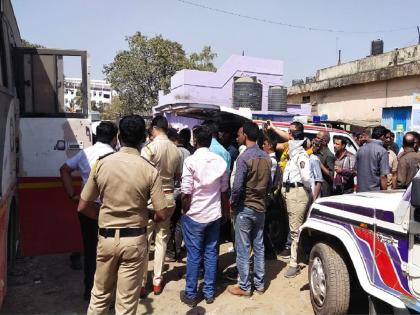 An old man commits suicide by hanging himself in a bus parked due to strike, incident at Beed depot | आगारात उभ्या बसमध्ये गळफास घेऊन वृद्धाची आत्महत्या, बीड येथील घटना