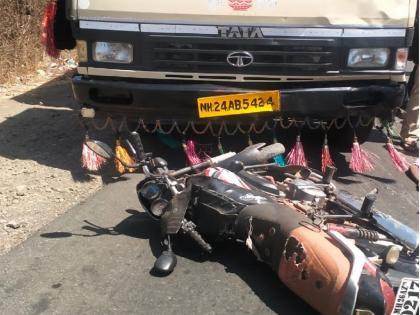 Tempo- bike in front of collision One killed, two injured | टेम्पो- बाईकच्या समोरासमोर धडकते एकजण ठार, दोघे जखमी