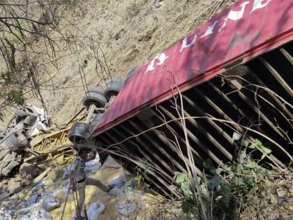 In Kasara Ghat the container went deep into the valley, seriously injuring one | कसारा घाटात कंटेनर गेला खोल दरीत, एक गंभीर जखमी