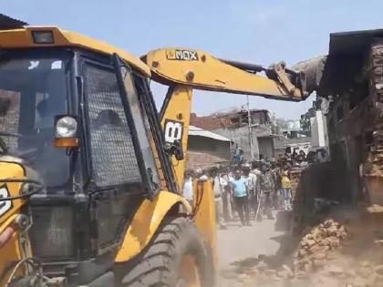 Major action taken against gangrape accused, bulldozer driven and houses demolished | गँगरेपच्या आरोपींवर मोठी कारवाई, बुलडोझर चालवला अन् घरं केली जमीनदोस्त