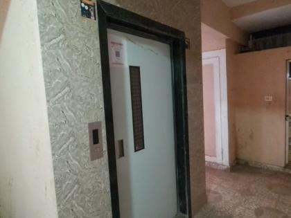 Shocking! An elevator collapsed from the second floor, injuring seven women | धक्कादायक! दुसऱ्या मजल्यावरुन लिफ्ट कोसळली, सात महिला जखमी