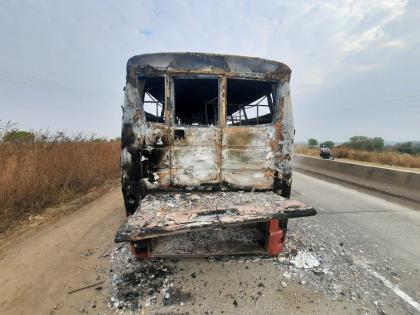 A moving bus near Ajanta took fire, 28 passengers safe as God bless | अजिंठ्याजवळ धावत्या बसने घेतला पेट, दैवबलवत्तर म्हणून २८ प्रवासी सुखरूप