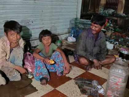 The life of people living on the streets at night in satara | उघड्यावरचं रात्रीचं विश्व! कुट्ट अंधार आणि भयाण शांततेतही 'त्यांना' पोटाच्या भुकेचीच आस 