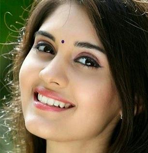 Tips for Glowing Skin Naturally : उन्हामुळे चेहरा काळवंडलाय, थकल्यासारखा दिसतोय? नैसर्गिक ग्लोईंग स्किनसाठी शहनाज हुसैनचे खास उपाय